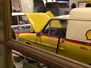 In het DAF Museum staat een gele bestelwagen met de motorkap open.