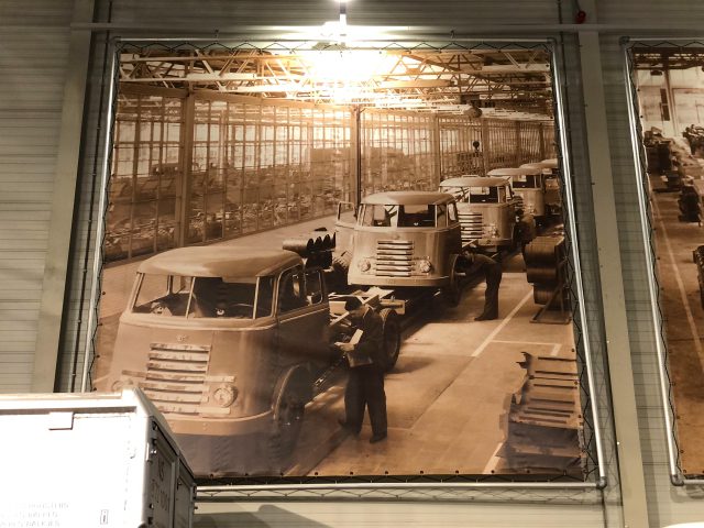 Een foto van een vrachtwagen in de fabriek van het DAF Museum.