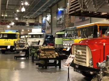 Een groep vrachtwagens tentoongesteld in het DAF Museum.