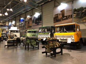 DAF Trucks tentoongesteld in een museum.