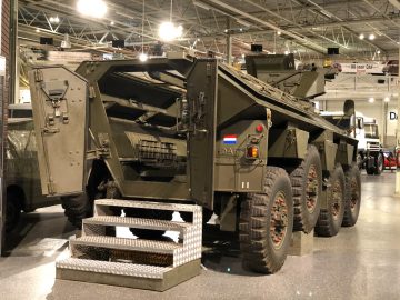 In het DAF Museum is een militair voertuig te zien.