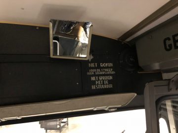 Een foto van een bus met een bord van het DAF Museum erop.
