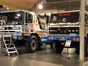 Twee vrachtwagens te zien in het DAF Museum.