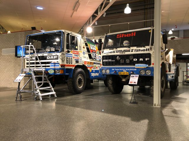 Twee vrachtwagens te zien in het DAF Museum.