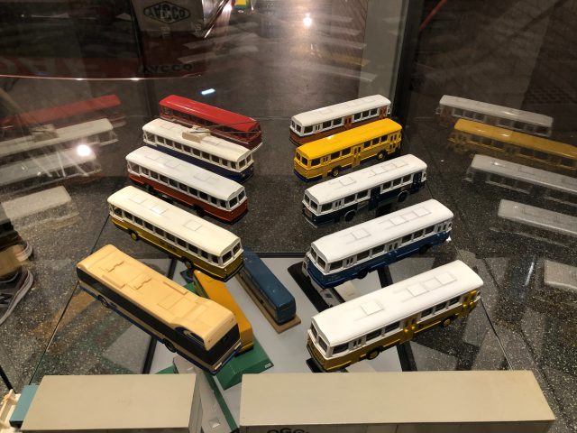 Een tentoonstelling van speelgoedbussen in een vitrine in het DAF Museum.