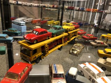 Een tentoonstelling van speelgoedauto's in een vitrine in het DAF Museum.