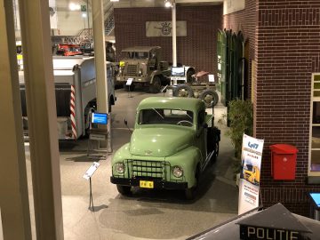 In het DAF Museum is een groene vrachtwagen te zien.
