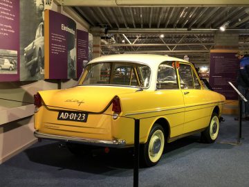 Een gele auto tentoongesteld in het DAF Museum.