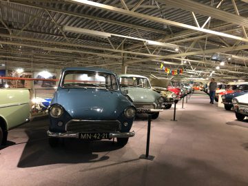Een groep oude auto's in het DAF Museum.