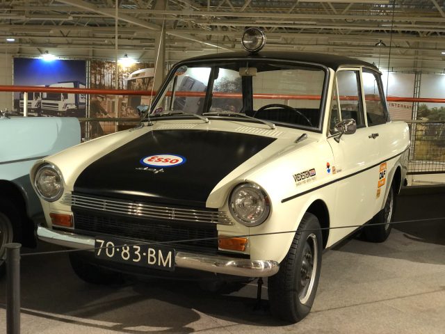 In het DAF Museum is een zwart-witte auto te zien.