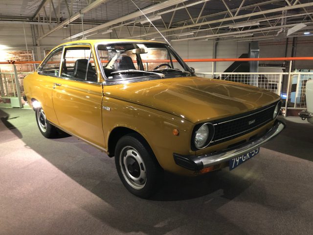 In het DAF Museum staat een gele auto tentoongesteld.