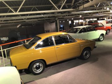 In het DAF Museum staat een gele auto geparkeerd.
