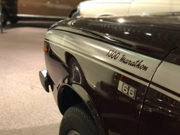 Een bordeauxrode auto met de woorden 'DAF Museum Marathon' op de motorkap.