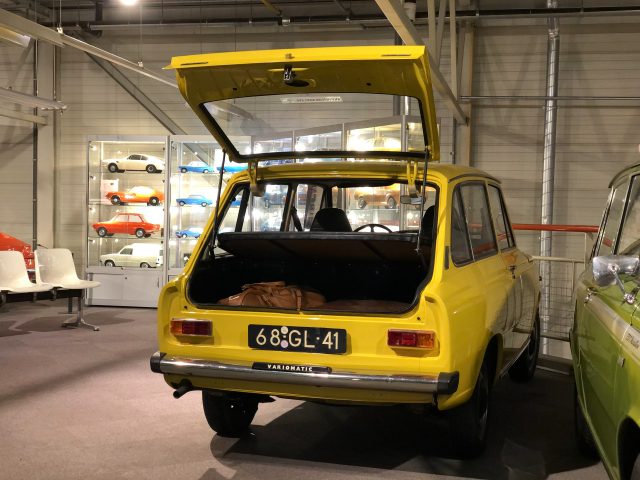 In het DAF Museum staat een gele auto tentoongesteld.