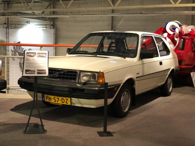 In het DAF Museum staat een kleine witte auto tentoongesteld.