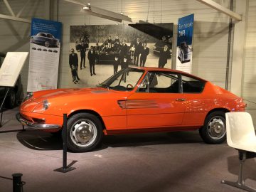 In het DAF Museum is een oranje auto te zien.