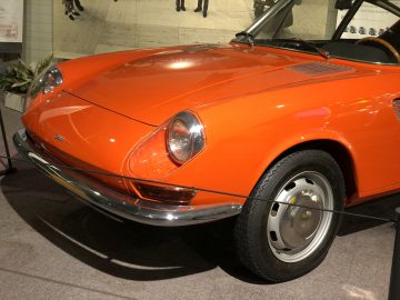 In het DAF Museum is een oranje sportwagen te zien.