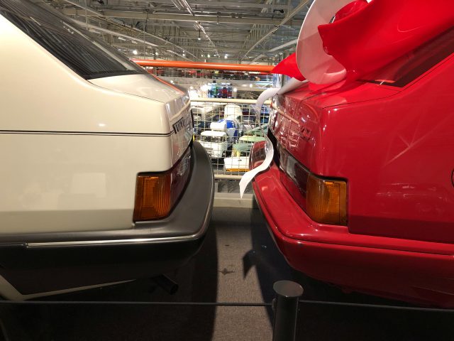 Een rood-witte auto geparkeerd in het DAF Museum.