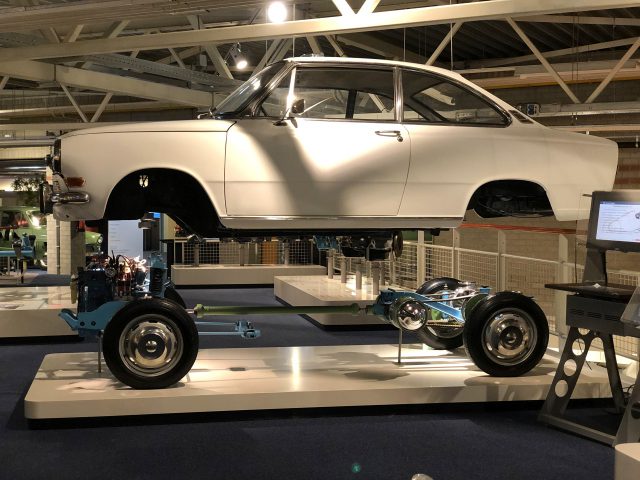 In het DAF Museum is een witte auto te zien.