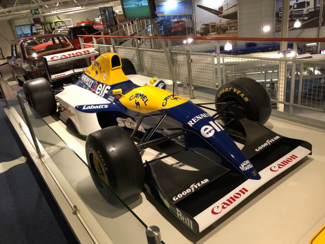 In het DAF Museum is een blauw-gele raceauto te zien.