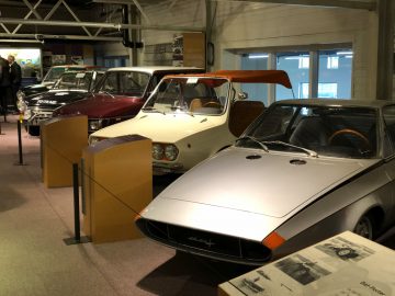 De auto's staan in het DAF Museum.