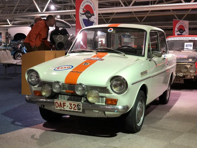 Een wit-oranje auto tentoongesteld in het DAF Museum.
