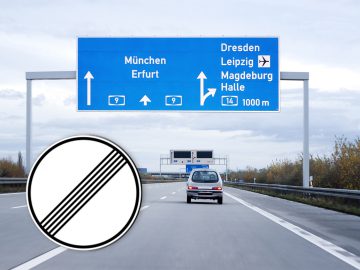 Een auto die over een snelweg rijdt met een bord met maximale snelheid.