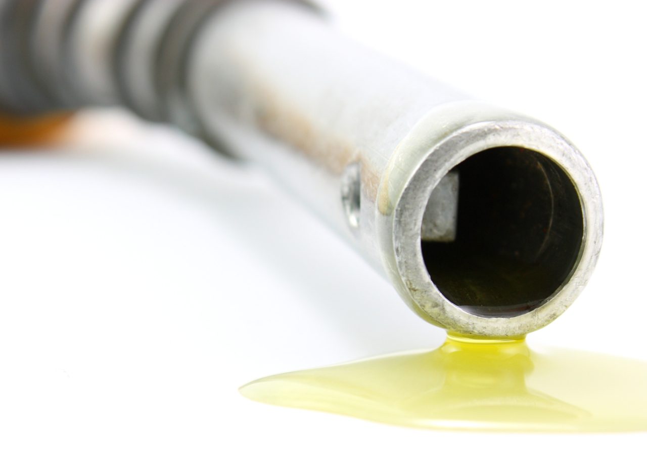 Er komt een gele diesel uit een brandstofpomp.