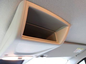 Auto-interieurplafond van een Ford Transit Custom MS-RT met open zonneklep en ingebouwde make-upspiegel.
