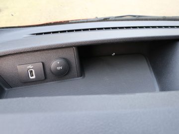 Ford Transit Custom MS-RT dashboard met een USB-poort en een 12v-stopcontact.