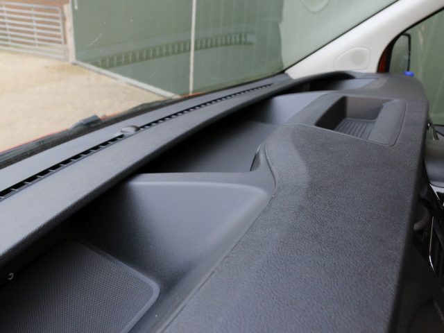 Close-up van het dashboard en het ontdooirooster van een Ford Transit Custom MS-RT.