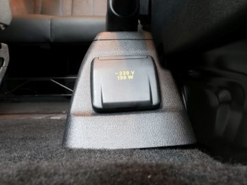 230 V AC-stopcontact in een Ford Transit Custom MS-RT met een limiet van 150 W.
