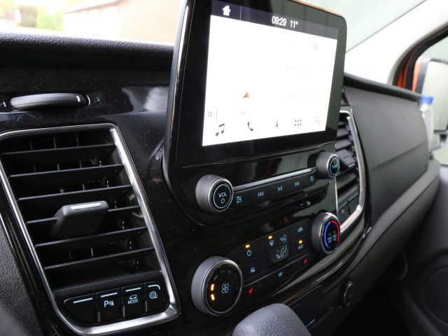 Autodashboard met een infotainmentsysteem en klimaatregeling in een Ford Transit Custom MS-RT.