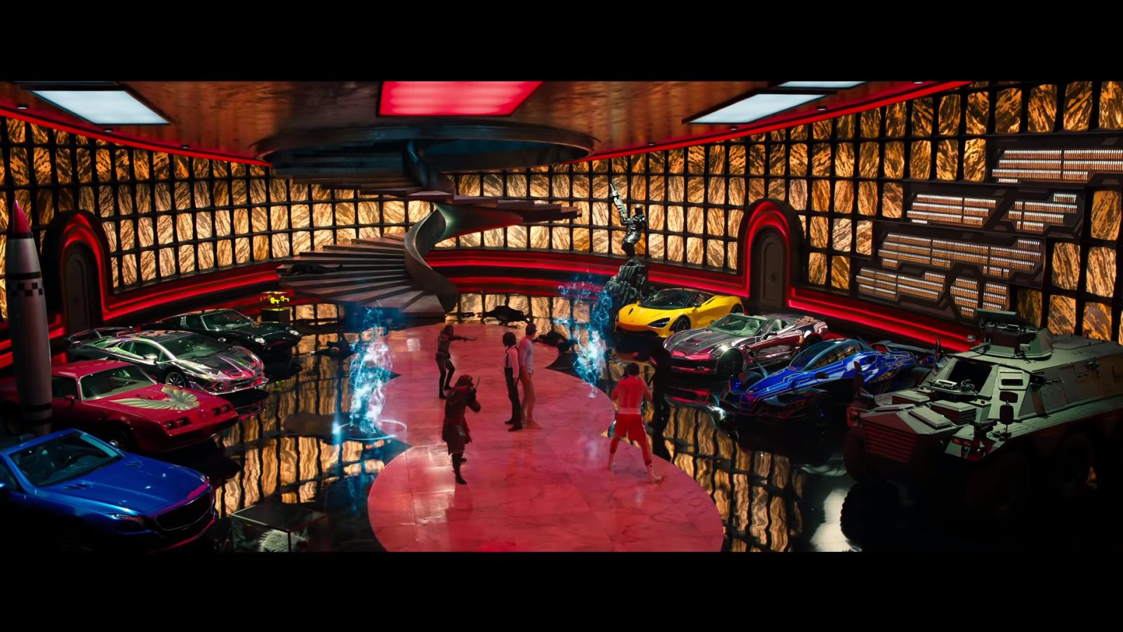 Een kamer met veel auto's uit "Free Guy".