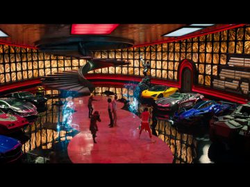 Een kamer met veel auto's uit "Free Guy".