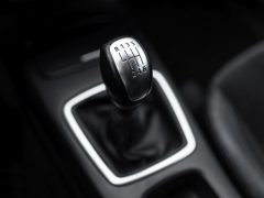Een close-up van een handbakversnellingspook in een auto.