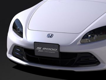 De voorkant van een witte Honda S2000-sportwagen.