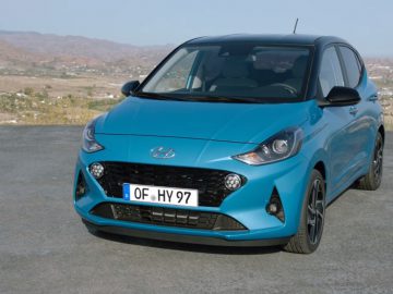 De Hyundai i10 staat voor een berg geparkeerd.