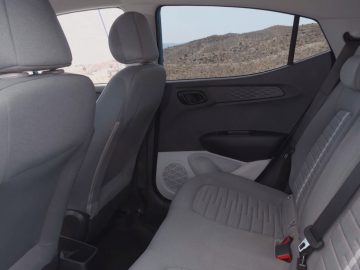 De achterbank van een Hyundai i10 met uitzicht op de bergen.