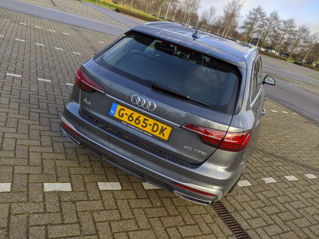 Een Audi A4 Avant geparkeerd op een parkeerplaats.