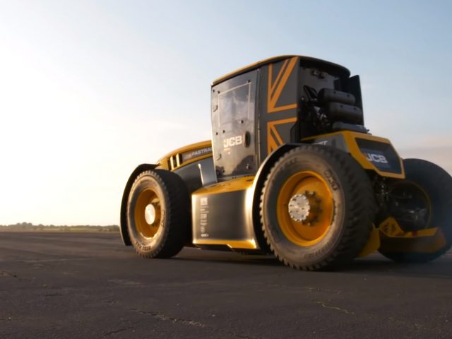 Een JCB Fastrac Two-tractor die op een landingsbaan rijdt.