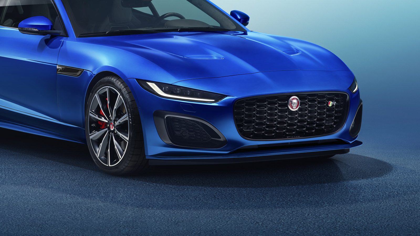 De Jaguar F-Type 2020 wordt weergegeven op een blauwe achtergrond.