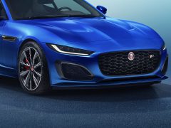 De Jaguar F-Type 2020 wordt weergegeven op een blauwe achtergrond.