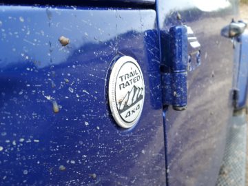 Een close-up van een blauwe Wrangler-jeepdeur.