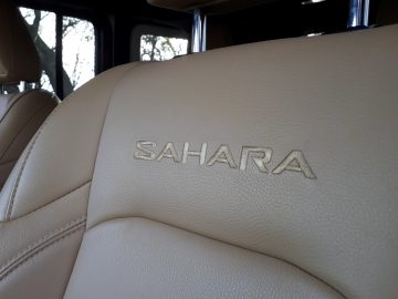 De leren stoelen van een Wrangler met het woord Sahara erop.