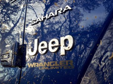 Een Wrangler-jeep met het woord Sahara erop.
