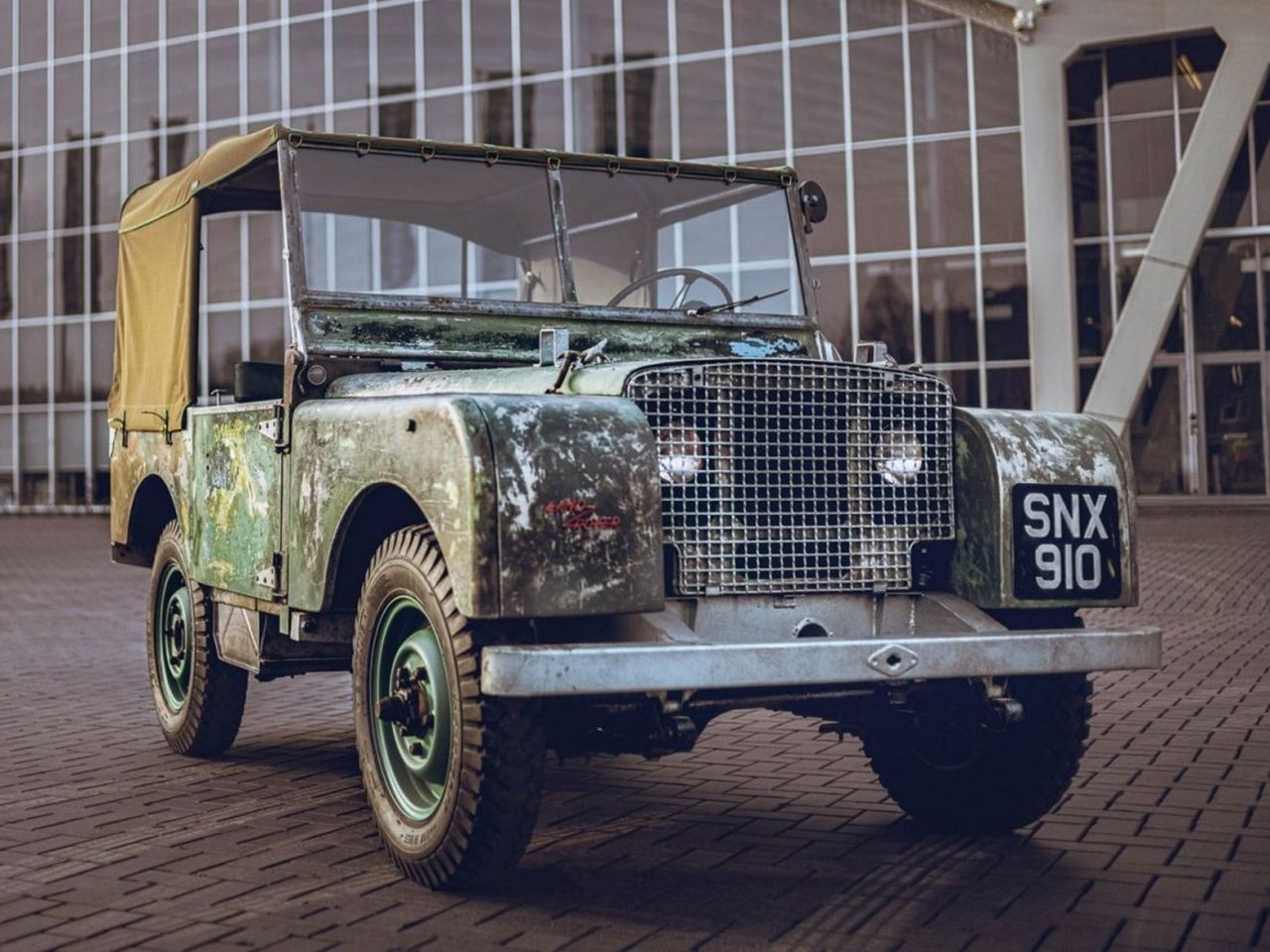 Range Rover 1948 Historische Land Rover komt na dik 71 jaar 'thuis' in Amsterdam