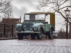 Een oude Land Rover 1948 geparkeerd op een brug.