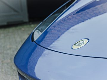 De motorkap van een blauwe Lotus Evora GT410 Sport.