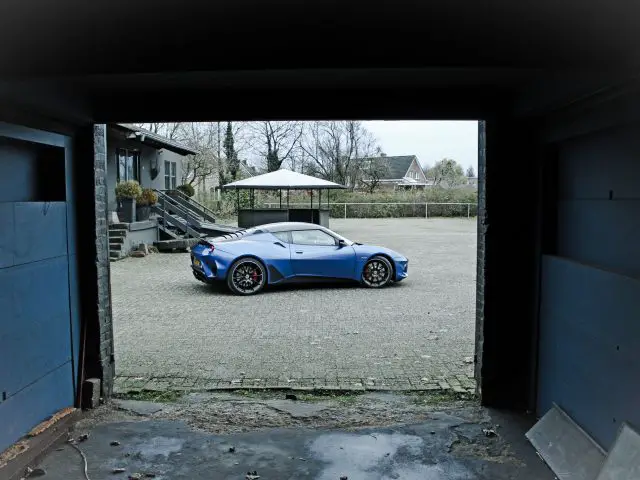 Een Lotus Evora GT410 Sport geparkeerd in een garage.